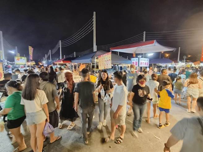嘉义市湖美夜市传出遭市府通知停业，昨晚仍吸引很多人潮。（廖素慧摄）