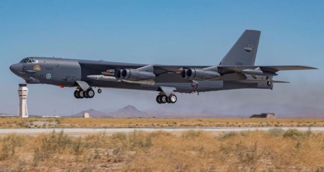 美国空军B-52轰炸机准备升空测试AGM-183A「空射快速反应武器」（ARRW）的资料照。（五角大厦国防视觉资讯发布服务单位/DVIDS）
