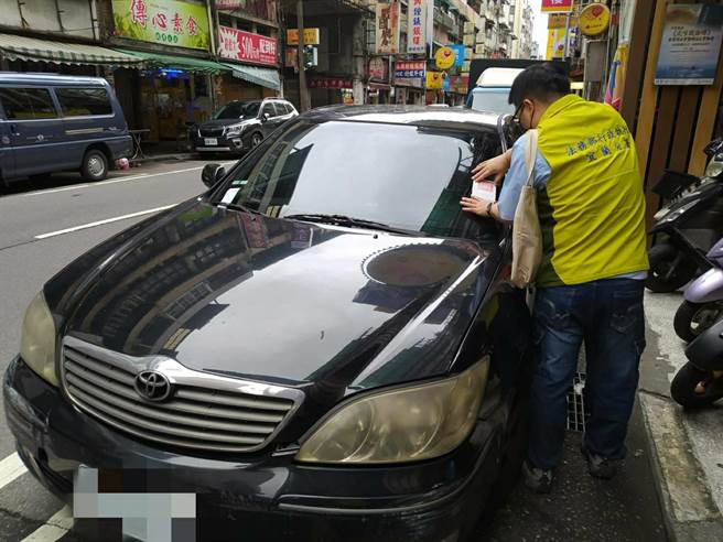 ▲第一案为基隆市仁二路路边停车格通报欠款，执行人员至现场当场扣车。（行政执行署宜兰分署提供／徐佑升基隆传真）