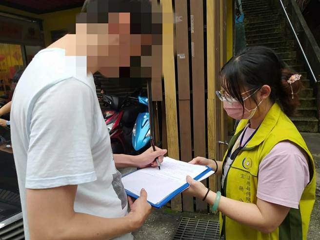 ▲仁二路欠款车主儿子得知被查扣赶紧到场表示车主会分期偿还欠款，避免被拖吊。（行政执行署宜兰分署提供／徐佑升基隆传真）