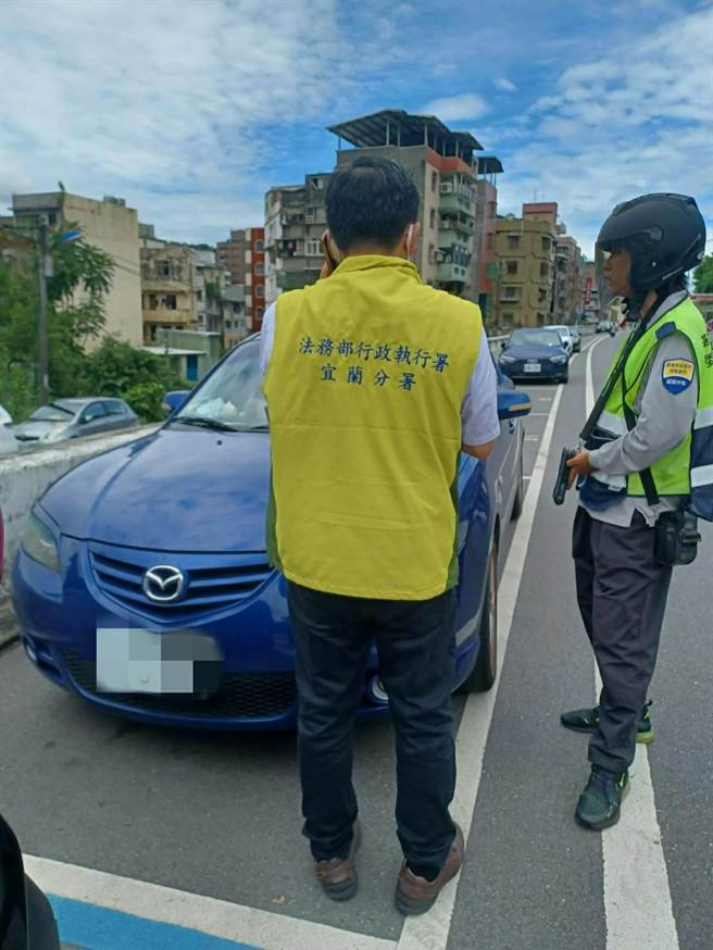 ▲第二案为基隆市南荣路路边停车格通报欠款，执行人员至现场扣车并通报车主。（行政执行署宜兰分署提供／徐佑升基隆传真）