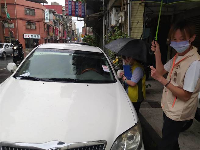 ▲第三案为基隆市义二路路边停车格通报欠款，交通处与执行人员合作，至现场扣车。（行政执行署宜兰分署提供／徐佑升基隆传真）