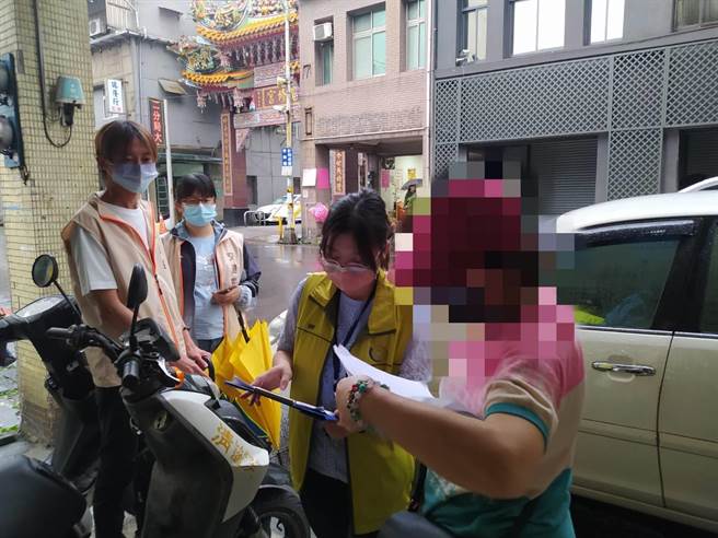 ▲第三案基隆市义二路路边停车格通报欠款，车主配偶购物回来准备驾车才赫然发现车子将被查封拖吊，焦急大喊「不要拖」，并表示愿意进行分期缴纳，才让爱车免于被拖。（行政执行署宜兰分署提供／徐佑升基隆传真）