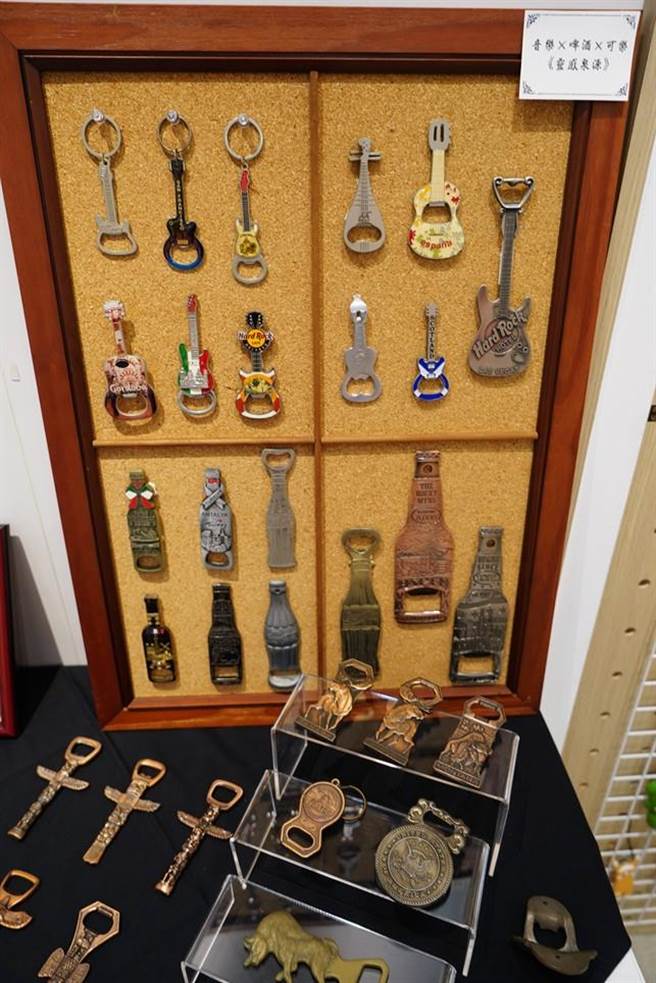 黄仁福先生与妻子到世界各地旅游收藏当地开瓶器。（翻摄照片／高雄洪靖宜传真）