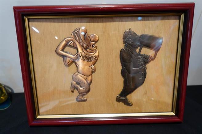 黄仁福先生与妻子到世界各地旅游收藏当地开瓶器。（翻摄照片／高雄洪靖宜传真）