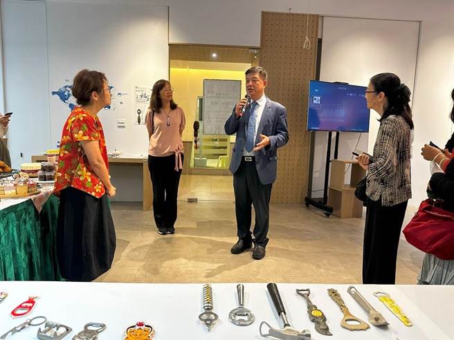 高餐大主秘刘维群对捐赠者涂享子女士（右一）表示感谢。（翻摄照片／高雄洪靖宜传真）