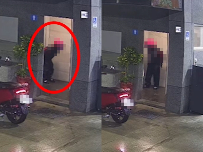 加油站厕所被一名外送员使用时，对方竟直接在小便斗上大号，监视器画面中，外送员先在厕所外徘徊许久，后来就直接衝进男厕，脱裤子坐在小便斗。（翻摄自脸书「爆料公社」）