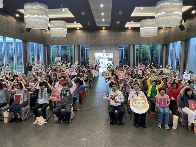 台南市政府为感谢志工的无私奉献，在福尔摩沙游艇酒店办理幸福志工授证及交流活动。（洪荣志摄）