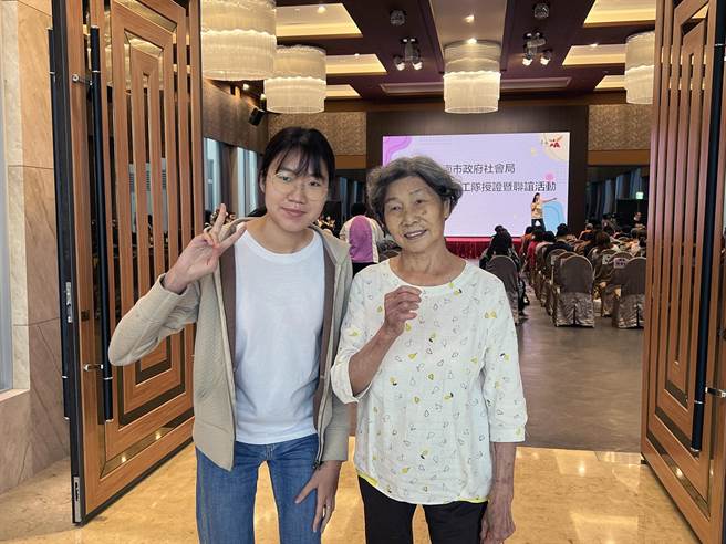 台南市政府的幸福志工，年龄最大是84岁的方陈恪，年纪最小的是20岁大学生陈郁棋。（洪荣志摄）