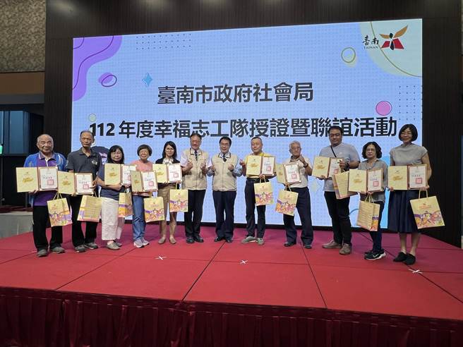 台南市长黄伟哲颁赠感谢状给各志工小队长。（洪荣志摄）