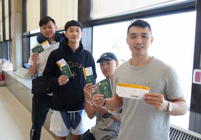 韩杰谕(左至右)、吕济而、张帏翔与李汉升。(台南台钢猎鹰提供)