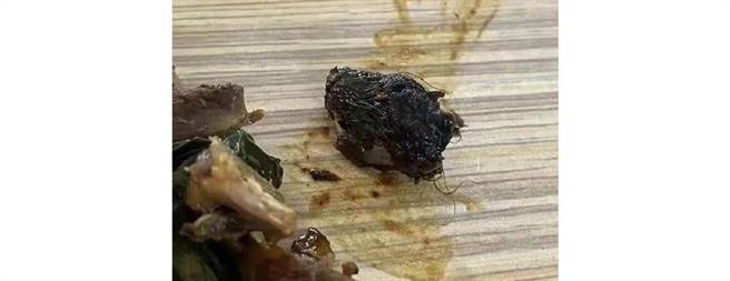 超噁！江西校园餐厅食安事件大逆转：餐盘异物鸭颈变鼠头。（大陆央视）