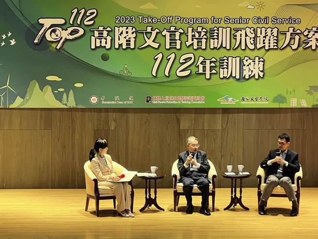 考試院所屬國家文官學院今舉行「高階文官培訓飛躍方案112年訓練」大師學堂活動，首度邀請宏碁集團創辦人施振榮董事長及安碁資訊施宣輝董事長父子檔，分享企業領導經驗。（游念育攝）