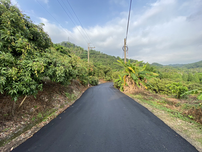 112年雾峰区峰谷路自来水延管路面復平完工。(图/臺中市政府经济发展局提供)