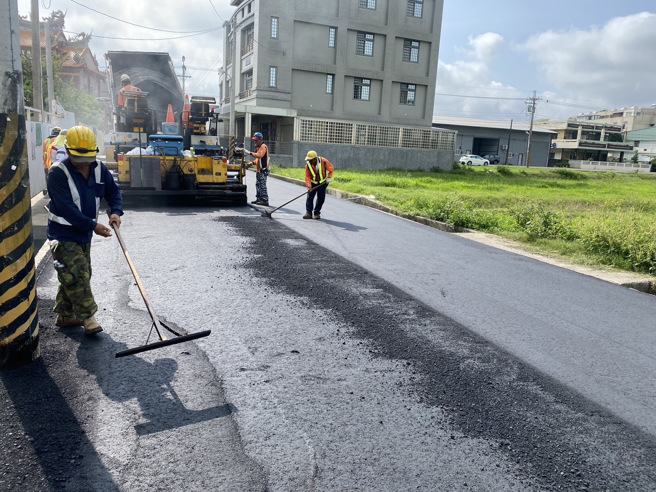 自来水延管后路面铺筑作业。(图/臺中市政府经济发展局提供)