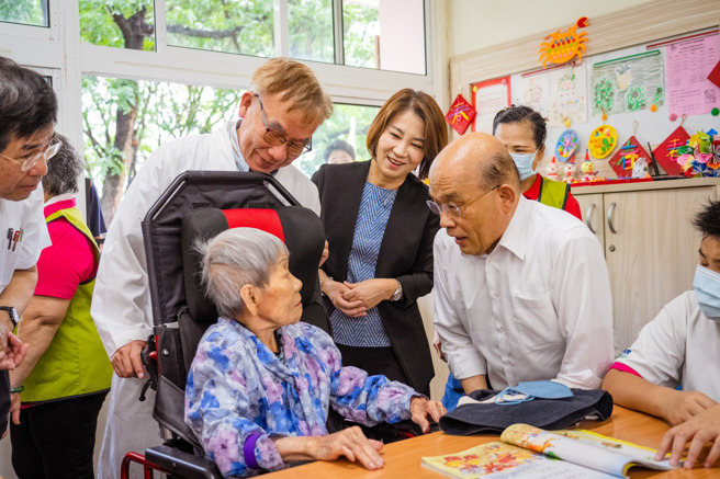 前行政院長蘇貞昌(右三)、屏東縣長周春米(右四)走訪前進國小，感受屏東老帶幼、幼帶老的共學成果。(圖取自周春米臉書)