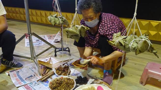 甲安埔希望協會17日舉辦「慶端午飄粽香，粽子製作教學」活動，94歲國寶級綁粽達人王吳貞阿嬤親自傳授手藝。（吳敏濟提供）