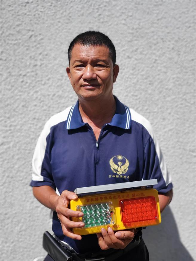 廖家和担任志工千余次，最近3年投入装设爆闪灯。（周丽兰摄）