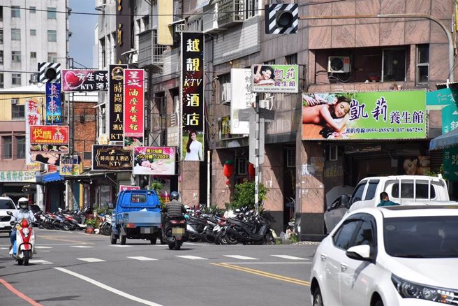 头份市卫生所选在酒店集中的头份市银河路酒店开设猴痘接种站。（谢明俊摄）