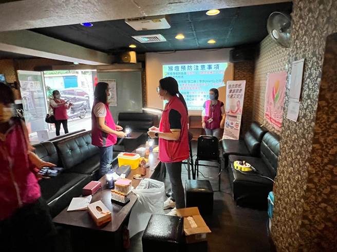 头份市卫生所与为恭医路院16日晚间在头份市银河路酒店开设猴痘接种站，替酒店小姐施打猴痘疫苗。（头份市卫生所提供／谢明俊苗栗传真）