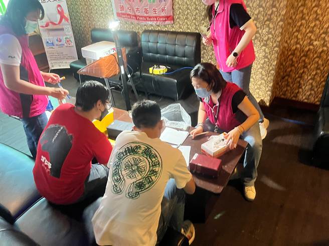 头份市卫生所与为恭医路院16日晚间在头份市银河路酒店开设猴痘接种站，替酒店小姐施打猴痘疫苗。（头份市卫生所提供／谢明俊苗栗传真）