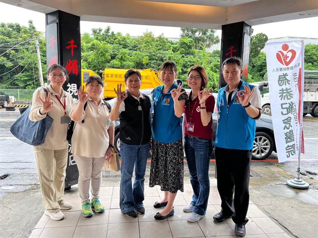 头份市卫生所与为恭医路院16日晚间在头份市银河路酒店开设猴痘接种站，替酒店小姐施打猴痘疫苗，头份市长罗雪珠到场致谢。（头份市卫生所提供／谢明俊苗栗传真）
