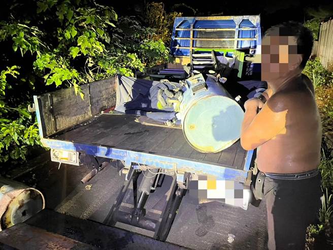 新北市一名鄭姓男子16日凌晨前往航空城徵收區偷竊電桿變壓器。（翻攝照片／蔡明亘桃園傳真）