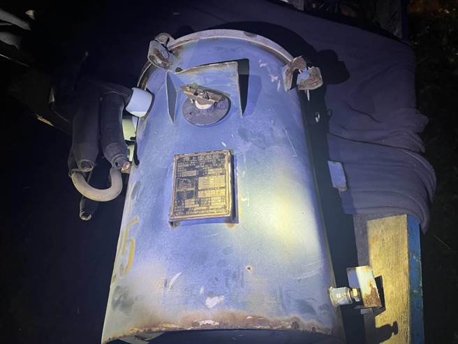 台電人員到場確認為台電公司所有物。（翻攝照片／蔡明亘桃園傳真）