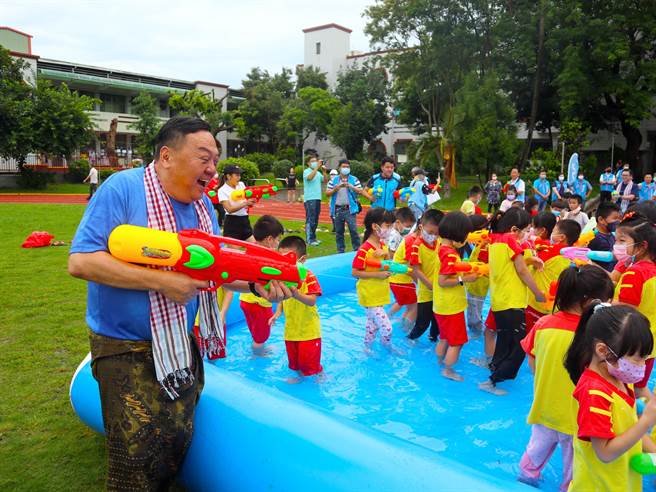 员林市场游振雄（左）表示，今年泼水节7月1日将在圆林园生态滞洪池登场，今年一样有完成闯关水枪免费赠、大型滑梯、泳池、白色泡泡趴等，还首度加入新住民传统洒水祈福仪式。（吴建辉摄）