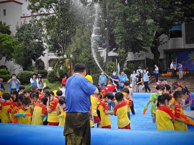 员林泼水节今年首度加入新住民传统洒水祈福仪式、传统服饰穿着展示、趣味异国童玩闯关活动，寓教于乐体验到更加道地的泼水节文化。（吴建辉摄）