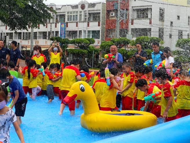 今年疫情趋缓终于可以「无罩」下场，让所有人都相当兴奋，期待今年员林泼水节的到来。（吴建辉摄）