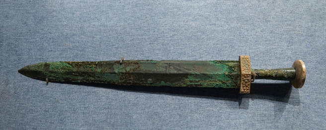 考古学家上周在位于纽伦堡（Nuremberg）和斯图加特（Stuttgart）中间的诺德林根（Nördlingen）挖掘时发现这把剑，这把剑的歷史据信可追溯至公元前14世纪末，即青铜器时代中期。(示意图/shutterstock)