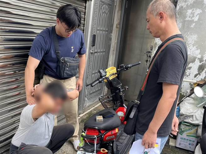 警方北上到桃园逮捕涉强盗案的许姓嫌犯。（读者提供／程炳璋台南传真）