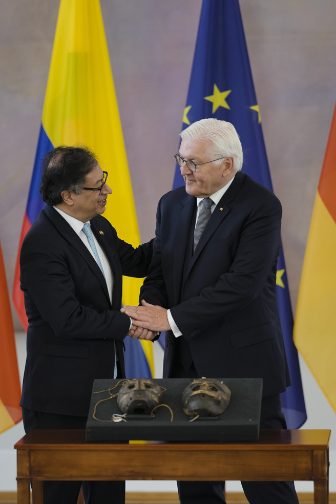 德国总统史坦麦尔（图右）周五16日把原住民科吉族（Kogi）的面具还给哥伦比亚总统裴卓（图左）。（图／美联社）