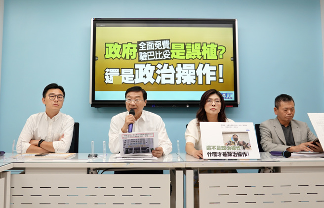 國民黨立委林為洲（右起）、鄭麗文、曾銘宗、侯友宜競選工作室發言人詹為元17日舉行「政府全面免費驗巴比妥是誤植？還是政治操作！」記者會。（姚志平攝）