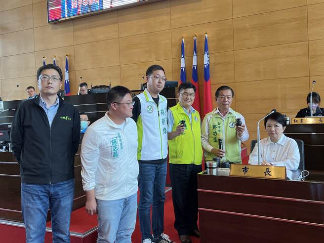 台中市議員鄭功進(右二)拿玩具手榴彈要給台中市長盧秀燕，盧未收下，反認為議員行為恐引發恐慌。(林欣儀攝)