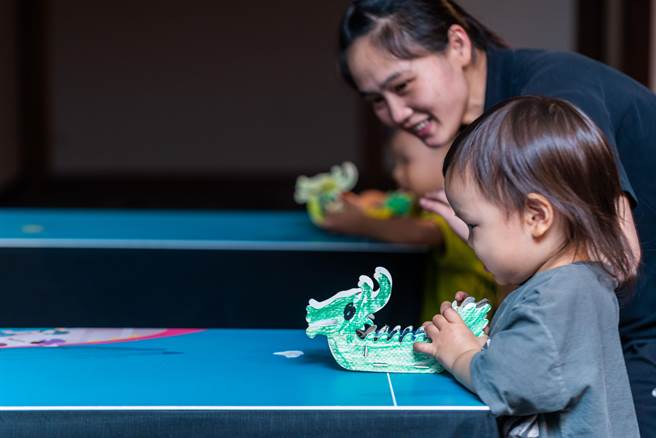 饭店将传统龙舟改成桌上游戏，让所有年龄层的旅人都能参与「趣味滑龙舟」，感受节庆氛围。（太鲁阁晶英酒店提供）