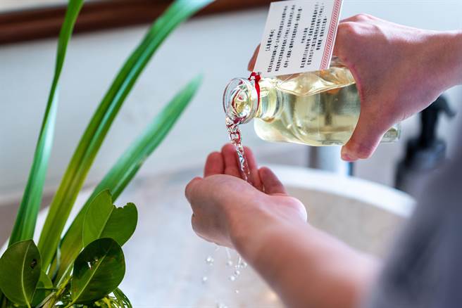 饭店将古时流传民间的传统化为体验，歷经8小时工序的「太鲁阁午时水」，充满传统节庆氛围。（太鲁阁晶英酒店提供）