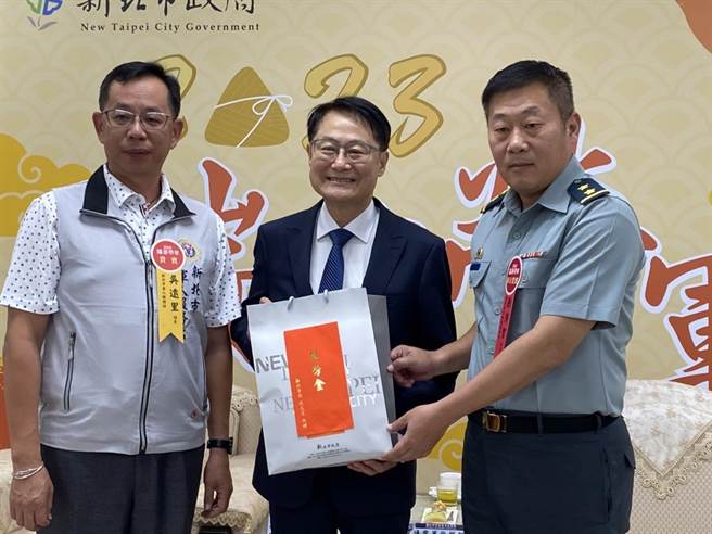 新北市副市长陈纯敬（中）率团前往新北辖内营区国防部资通电军指挥部，慰劳国军弟兄，逐一致赠慰劳金予陆军第六军团指挥部等7部队。（陈慰慈摄）