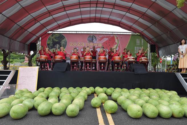 竹南镇崎顶西瓜文化节17日在竹南啤酒厂登场。（谢明俊摄）