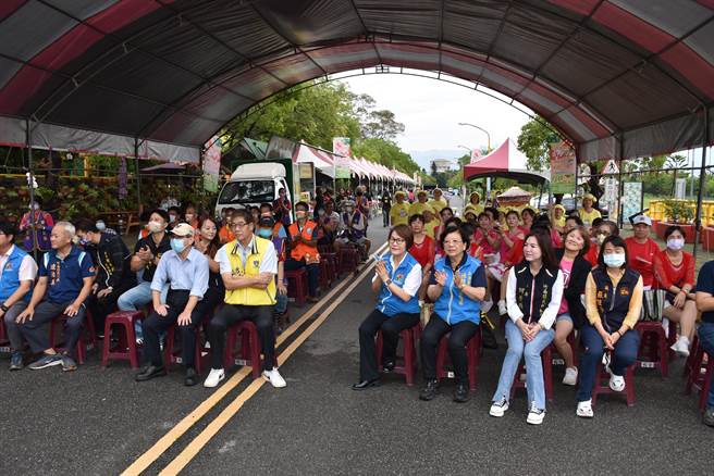 竹南镇崎顶西瓜文化节17日在竹南啤酒厂登场，苗栗县副县长邓桂菊等到场推销优良西瓜。（谢明俊摄）
