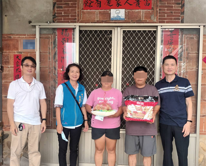 苗栗看守所端午节慰问弱势家庭。（苗栗看守所提供／谢明俊苗栗传真）