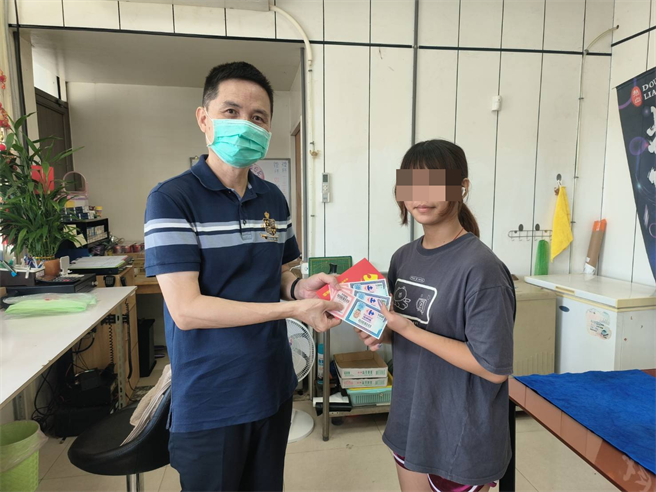 苗栗看守所端午节慰问弱势家庭。（苗栗看守所提供／谢明俊苗栗传真）