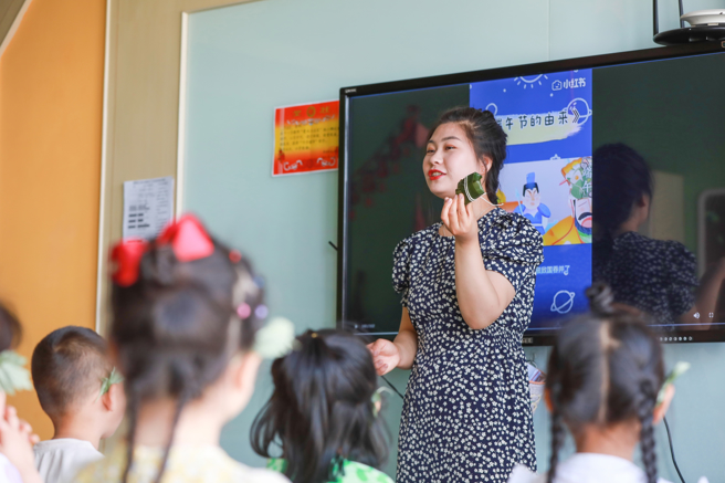 家长控诉班导师在中午让全班看电视，向老师反应后，老师当着全班的面说「因为他（原PO孩子）吃太慢，家长不高兴，大家以后都不准看电视！」（示意图/shutterstock）