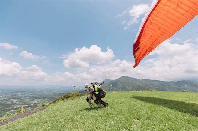 无动力飞行伞助跑。(屏县府提供)