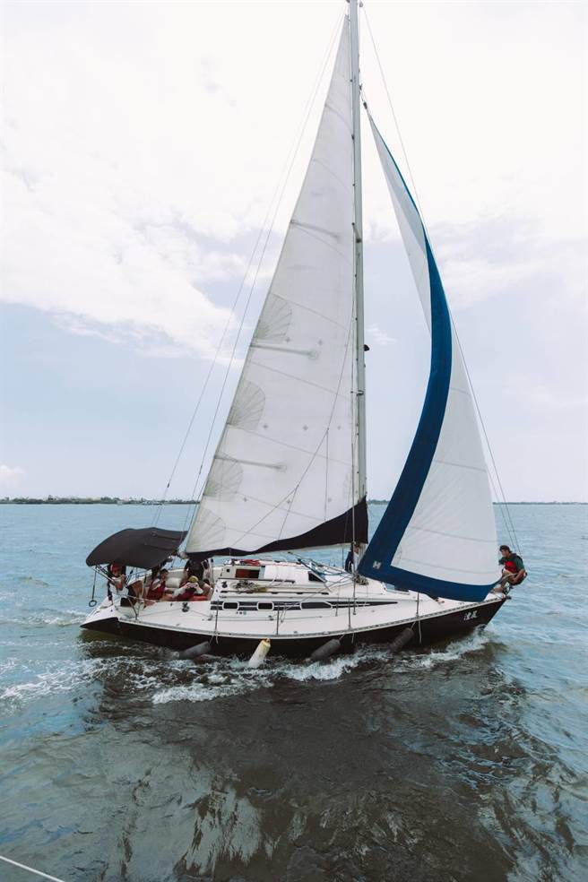 帆船航行。(屏县府提供)