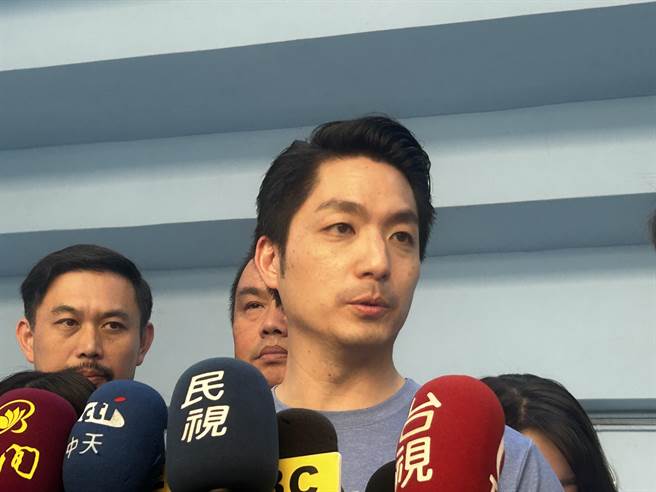 蒋万安17日下午出席第九届「羽您有约」全国教育人员暨臺北市学生家长会联合会羽球公益赛开幕，会前受访。（陈薏云摄）