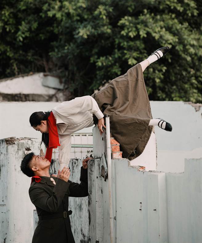 《篱笆外的卡门-午夜版歌舞剧》于屏东遗构公园空翔区演出。(屏县府提供)