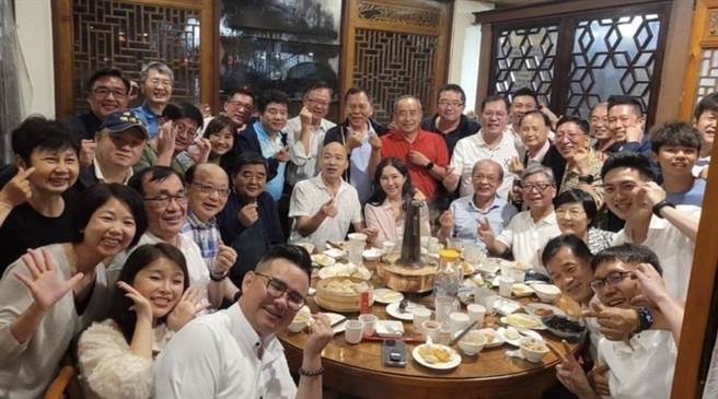 前高雄市长韩国瑜17日生日，昨晚在台中席开6桌庆生，外界揣测是否促成「韩侯会」？但与会人士强调会中未谈及选举。(摘自台中市议员黄健豪脸书)