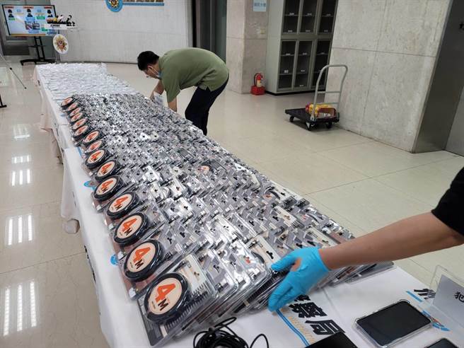 警方从传输线包装内查扣到200包K他命。(林郁平摄)